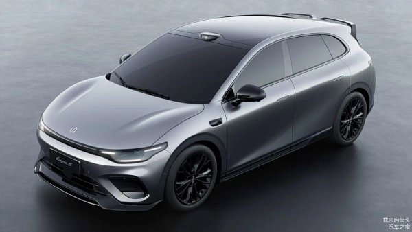 Китайската компания Leapmotor също подготвя горещ хечбек. През пролетта на 2026 на пазара трябва да излезе Lafa 05 Ultra. Това е &bdquo;драйвърска&rsquo;&rsquo; версия на петвратия модел с агресивни брони, оригинални 19-инчови джанти и спойлер. 
Разбира се, китайците разчитат на електрическо задвижване. Вицепрезидентът на Leapmotor - Цао Ли, обеща, че Lafa 05 Ultra ще се управлява &bdquo;вълнуващо при преминаване през серпентини&rsquo;&rsquo;, като не разкри подробности, но звучи интригуващо. 
