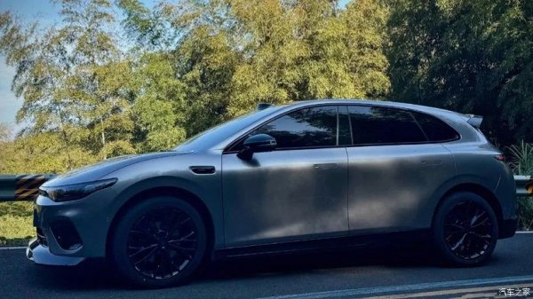 Факт е, че основният хечбек е с задно задвижване. Отдавна няма хот-хечове със задни задвижващи колела, а теоретично китайците могат да предложат уникален продукт. Основата е добра - обичайните Lafa 05 са 4,4-метрови електрически автомобили с тегло 1,7 тона и независимо окачване отзад. Мощност - 180 или 218 к.с.

Сега най-динамичната версия ускорява до 100 км/ч от място за 6.4 секунди, а обхватът ѝ достига 515 километра (CLTC). В Китай такъв хечбек струва от 101 000 юана (12 500 евро). Доставките за Европа вече са потвърдени, а концернът Stellantis се превърна в основен акционер на Leapmotor, така че ще помогне за продажбите.
