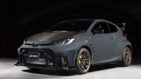 Toyota GR Yaris е уникално явление в автомобилната индустрия по свой начин. От 2020 година насам горещият хечбек вече е претърпял две обновявани, а сега е на път да излезе ограничено специално издание на Morizo RR. Името не е случайно: Моризо е състезателният псевдоним на Акио Тойода, председател на борда на директорите на Toyota и главен идеолог на моторните спортни проекти.

В основата на този автомобил е тривратата версия с 8-степенна автоматична скоростна кутия. В купето има няколко нови детайла - бутон за избор на режими на шофиране с надпис Push Morizo, състезателно волан с умишлено големи клавиши в духа на рали автомобили, жълти шевове и табела със сериен номер. 

