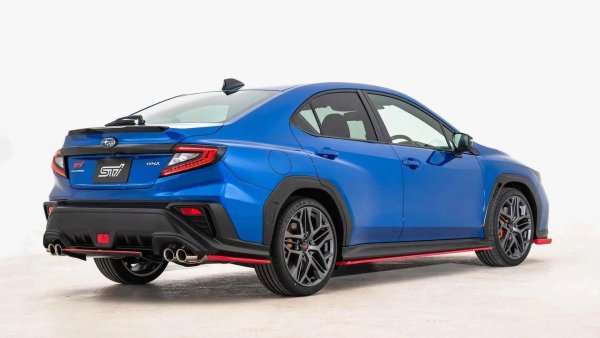 Що се отнася до технологиите, няма изненади - 2.4-литров турбо двигател, тип &bdquo;боксер&rsquo;&rsquo;, комбинира 6-степенна ръчна скоростна кутия и фирмената симетрична задвижване на всички колела. За съжаление, мощността все още не се посочва.

Прототипът на WRX STI изглежда малко по-различно от версията WRX tS за САЩ. Различно релефиране на подглавниците, червен комплект за каросерия по периметъра на купето, петспици джанти, декоративни табелки с имена, уголемени спирачни апарати &ndash; това са всички промени.
