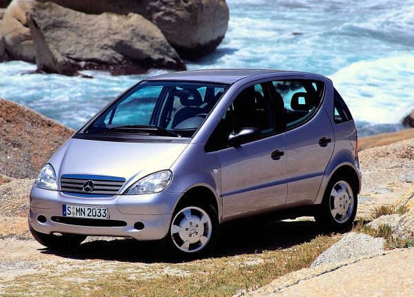 Първото поколение Mercedes A-Class беше доста популярно, но сега има все по-малко от тези автомобили по пътищата. Първият компактен модел на германската марка се отличава с нестандартен дизайн и практичен просторен интериор. Автомобилът имаше за цел да предложи пространство за семеен автомобил в малка каросерия и се справи. Второто поколение обаче не е толкова добро.
