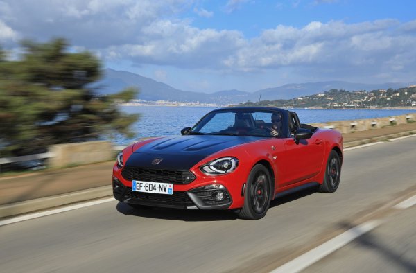 Италианският модел FIAT 124 Spider е сравнително евтин двуместен кабриолет, който е базиран на японската Mazda MX-5 Miata. Автомобилът се справя страхотно, а 1,4-литровият турбодвигател с мощност от 166 к.с. във версията Abarth му е напълно достатъчен. Освен това от този модел са произведени сравнително малко бройки, което допълнително покачва цената му.
