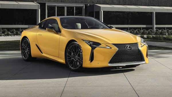 Японският Lexus LC е луксозно купе с оригинален дизайн и скъп интериор, което се среща по-рядко от BMW 8-Series. По-атрактивен е вариантът LC 500 с 5.0-литров V8 двигател, който развива мощност от 467 к.с. Моделът е добре оборудван и въпреки че скоро се появи на пазара, бъдещето му като класика е сигурно.
