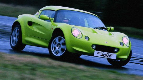 Първото поколение Lotus Elise вече е на прага да се превърне в класика и постепенно поскъпва. Спортният автомобил със средно разположен двигател впечатлява с отличното си управление и е страхотен автомобил за уикенда. Неговият 1,8-литров Rover K-Series двигател, развиващ 116 к.с., не е от най-мощните, но е достатъчен за лекия Lotus.
