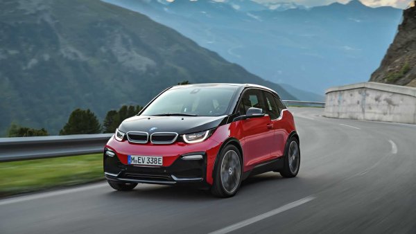 Колкото и да е странно, противоречивото BMW i3 също може да стане ценно в бъдеще. Да, има странен дизайн и неговата батерия с капацитет 42.2 kWh  осигурява малък пробег, но това е първият електрически автомобил на баварската марка. Той е много подходящ за градска употреба и има просторен интериор.