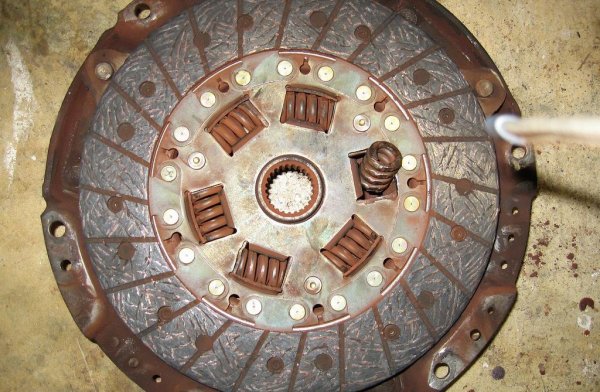 Трудно може да си представим ситуация, при която водачът сменя предавките, без да натиска педала на съединителя, както и причините, които го карат да прави подобно нещо. Факт обаче е, че има такива шофьори, които рискуват да увредят зъбните колела, тъй като кутията е подложена на огромно натоварване.
