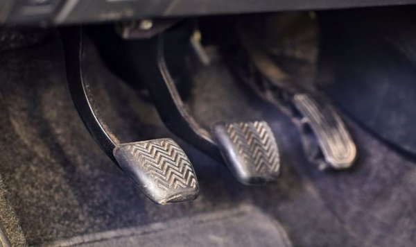 Някои водачи държат непрекъснато натиснат педала на съединителя, когато попаднат в задръстване. Подобно действия е пагубно за скоростната кутия, като нанася сериозни вреди най-вече върху основните компоненти на съединителя. И съвсем скоро той се оказва за смяна, която може да бъде спестена при проява на малко разум от страна на шофьора.
