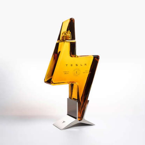 300 долара за бутилка Tesla Tequila от 750 мл изглеждат много, но говорим за премиум текила с нотка на ядки, ванилия, канела и черен пипер. Ясно е, че тя не се съчетава с шофирането по никакъв начин.