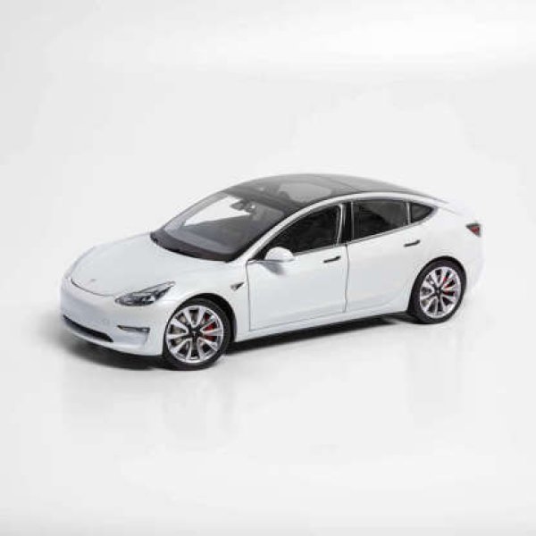 За феновете на миниатюрите Tesla предлага всички свои модели в мащаб 1:18, като се започне с Model 3. Той е направен от екипа, който изгражда оригинала в пълен размер, според уебсайта. Моделът струва 175 долара.