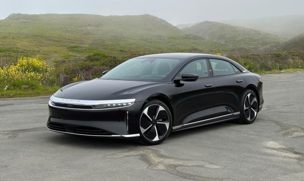 Lucid Air Pure предлага най-добрия пробег от 676 километра от всеки модел в този списък. Тази луксозна алтернатива на Tesla Model S съчетава първокласен дизайн с впечатляваща производителност.
