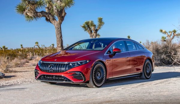 Електрическият седан EQS изненадва с мощност от 335 конски сили и пробег от 563 километра. Отличен комфорт и технологии като 55-инчовия Hyperscreen го правят един от топ моделите за 2025 г.
