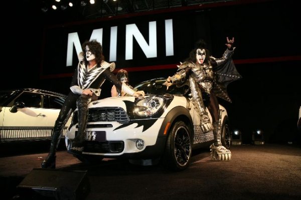 Четири Mini Countryman изрисувани в стила KISS. Създадени са с благотворителна цел за децата на Япония, пострадали от земетресението и последвалото опустошително цунами.