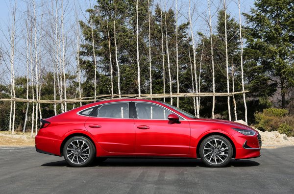 В родината си Sonata вече губи популярност, като отстъпва на Kia K5, с който дели една платформа, както и на по-скъпия Hyundai Grandeur. Осмото поколение на седана се произвежда от 2019 г., като скоро ще бъде актуализирано. За 37 години са продадени над 9 милиона автомобила от модела.