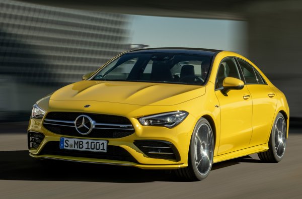 Сега втората и третата група ще получат около 2/3 от бъдещите инвестиции, докато гамата Entry Luxury ще бъде намалена от седем на четири модела. Кои автомобили ще напуснат, все още не е обявено. Може да се предположи, че това ще бъдат B-Class и CLA. Останалите четири автомобила постепенно ще преминат към MMA архитектурата, която ще дебютира до няколко години.