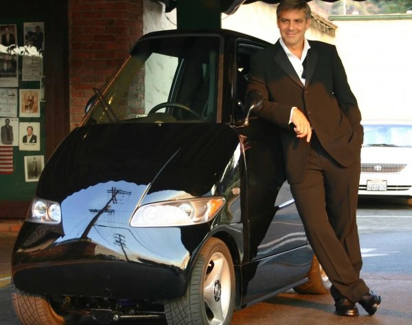 Това е един от най-редките и екзотични електромобили на планетата. Създаван в продължение на 20 години, този продукт на Рик Уудбъри и неговата компания Commuter Cars е изцяло вдъхновен от легендарните задръствания в Лос Анджелис. Широк е по-малко от метър и е дълъг едва 2.55, което му позволява да се провира между колите. В същото време има кожен салон, климатик, ускорява до 100 км/ч за 4 секунди и развива... 240 км/ч максимална скорост. Цената също е като за рекордите на Гинес: 121 000 щатски долара. Клууни купи първата произведена бройка.
