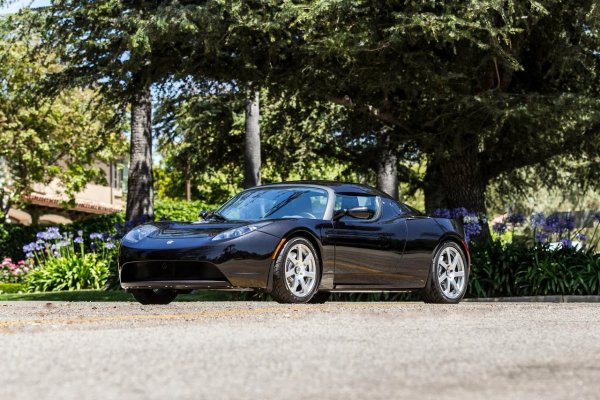 Клууни залага на електромобилите още преди да станат модерни и престижни. Той бе сред първите собственици на първата лимитирана серия от първия модел на Tesla - Roadster. Но не беше особено очарован. "Бях един от първите с Tesla - моята беше номер 5 или 6. Но доста честичко ми се налагаше да вися край пътя с това нещо, чакайки пътна помощ...". Накрая актьорът продаде колата, преди да е навъртял и 4000 км с нея. Илон Мъск, който не понася леко критиките, отговори със заядлив туит, че "в другите новини Джордж Клуни докладва, че неговият iPhone се повредил веднъж през 2007". 
