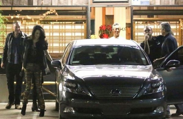 Някои недотам готини актьори държат непременно да парадират с ежедневните си коли. Клууни си е избрал такава, която не привлича особено вниманието: Lexus LS. Флагманът на японската марка е надежден, луксозен, но и доста дискретен. 
