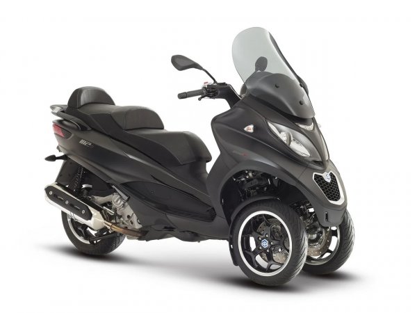 Клууни има къща на езерото Комо в Италия и преди да се пребие край Олбия, предпочиташе скутер за придвижването си там. Триколесното Piaggio има независимо окачване, 250-кубиков четиритактов двигател с водно охлаждане, и предлага несравнимо повече стабилност от двуколесните си братовчеди. 
