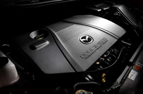 Това е един от по-силните аргументи за Mazda 3 на вторичния пазар. Повече от две трети от купувачите избират бензинови двигатели, които във всяко поколение имат солидна ангренажна верига вместо ремък, и нямат турбокомпресор. Говорим за 1.6 и 2.0-литрови двигатели.

За сравнение &ndash; при покупка на употребяван Golf V или VI с 1.4 TSI двигател на подобна цена, трябва да се вземе предвид рискът от повреди на веригата на греда, а при 1.6 TDI двигатели потенциален проблем с инжекторите. Mazda 3 с бензинов двигател 1.6 или 2.0 просто се кара и рядко предизвиква изненади.

Всеки, който търси дизелов двигател в по-старите поколения, ще срещне 1.6 от PSA &ndash; той изисква смяна на ремък на  няколко години, но иначе е доказано здрав.
