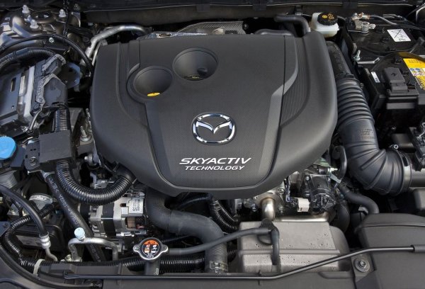 В третото поколение се появиха двигатели Skyactiv, които отидоха още по-далеч &ndash; те използваха много висока компресия, подобна на дизеловите двигатели, които осигуряваха по-голяма гъвкавост, все още без нужда от турбокомпресор. 

Дизеловите двигатели на Skyactiv, от друга страна, бяха проектирани с ниска компресия за дизелов агрегат, което доведе до изключителна работна култура и ниски нива на шум.