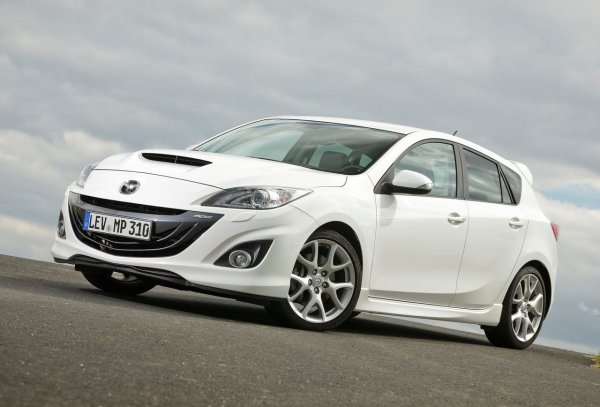 През 2006 Mazda представи MPS версията, или Mazda Performance Series. 2.3-литровият турбодвигател, разработен съвместно с Ford, произвеждаше 260 к.с. и 380 Нм въртящ момент &ndash; достатъчно, за да бъде най-мощният преден задвижващ автомобил в света по онова време. Стандартният диференциал с ограничено приплъзване позволяваше тази мощност да се пренася на пътя без големи сътресения, но в същото време много ефективно.

В наши дни екземпляри MPS първо и второ поколение могат да се намерят за около 7000-10 000 евро, въпреки че трябва да се признае, че повечето от тях вече имат голям пробег, обикновено около 250 000 км.
