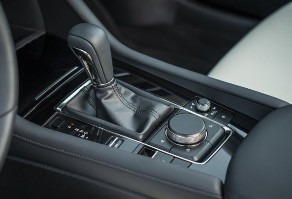 Струва си да се знае, че Mazda 3 от първо и второ поколение споделя платформа с Ford Focus, но японците използваха свои собствени двигатели и скоростни кутии, които са по-надеждни дори след години използване. Моделът се предлага както с механични, така и с автоматични трансмисии, които обикновено не създават проблеми.

За целта обаче от решаващо значение, най-вече за автоматика, е правилна поддръжка. Тези трансмисии са доста чувствителни и изискват смяна на течността на всеки 40 000-60 000 км и редовни актуализации на софтуера. Превантивната поддръжка предотвратява големи повреди и осигурява оптимална работа на трансмисията през целия ѝ експлоатационен живот.
