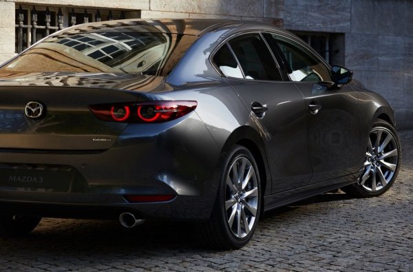 Слабата страна на първите две поколения е корозията. Ръбовете на каросерията и извивките на ламарината могат да ръждясват, особено ако предишният собственик не се е интересувал от редовното миене на колата през зимата. 

Затова може да има голяма разлика в цената между евтино и добро копие от ранните години &ndash; и това е напълно оправдано. Струва си да платите повече за кола без следи от ръжда, защото ремонтът на каросерията може да се окаже много по-скъп.