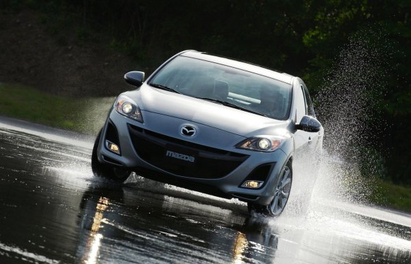 Друг момент, на който си струва да се обърне внимание през първите две поколения, е механизмът на ръчната спирачка на задните контролни рамена. Там се натрупват мръсотия и пътна сол, така че пружинните лостове спират да се връщат в началната си позиция, спирачките се заклинват и износват.

Електронната спирачка за паркиране също се превръща в източник на различни повреди и оплаквания през първите години на експлоатация. Тези неизправности обикновено се проявяват от 20 000 км пробег и показват втора вълна от проблеми между 60 000 и 80 000 км. Експлоатационният живот на електронните компоненти е значително под очаквания, особено при превозни средства, използвани в солена или влажна среда.
