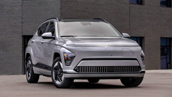 Ако сметнем нови и употребявани заедно, Kona Electric е най-популярният електрически модел на българския пазар през 2026. При новите отстъпва първата позиция, но съкращава преднината на лидера. 
