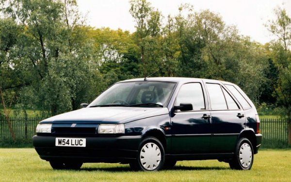 Оригиналният Fiat Tipo беше достатъчно добър, за да стане "Автомобил на годината" през 1989 година, като изпревари останалите на второ и трето място Opel Vectra и VW Passat. Като цяло това е добре балансиран модел на атрактивна цена, който обаче не всички оцениха подобаващо.
