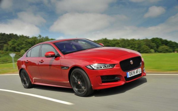 Jaguar XE е сред най-добрите седани, като по нищо не отстъпва, а дори и превъзхожда германските си конкуренти BMW 3-Series, Mercedes-Benz C-Class и Audi A4. Той спокойно може да бъде поставен пред Alfa Romeo Giulia, тъй като притежава нещо наистина специално. Жалкото е, че това не беше оценено.
