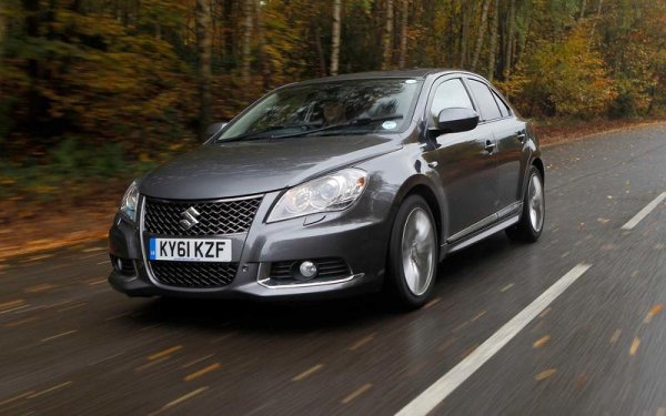 Има нещо много привлекателно в Suzuki Kizashi. Това се дължи на задвижването на четирите колела, 2,4-литровия бензинов двигател и елегантия стил. За съжаление, този модел беше оборудван с разочароваща CVT скоростна кутия, която отблъсна мнозина. На някои пазари се предлага и вариант с 6-степенна механична трансмисия, която определено е за предпочитане.
