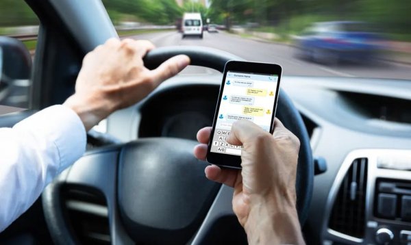 Досега, ако полицаи ви засекат да ползвате мобилен телефон, докато карате, това се наказваше с отнемане на книжката и регистрационните номера на автомобила за 60 дни. Сега се въвежда 350 евро глоба и отнемане на книжката за 30 дни. 
При повторно нарушение глобата е 1000 евро, а книжката се отнема за 6 месеца. 
При трето нарушение глобата е 2000 евро и оставате без книжка за година. 
