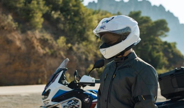 В Гърция използването на предпазна каска е задължително, но досега не се спазваше особено съвестно, вероятно и заради климата. Занапред глобата за това е 350 евро и 30 дни без книжка. При повторно нарушение - 2000 евро глоба и отнемане на свидетелството за 1 година. 
Ако пътник на мотоциклета не носи каска, се глобяват и той, и водачът. 
