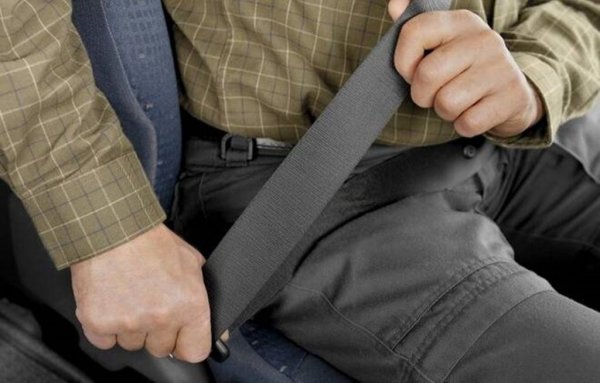 Това нарушение вече се наказва с 350 евро глоба и 30 дни без книжа. Ако пътникът е без колан, глобата е 150 евро за него и 150 евро за водача. 
При повторно нарушение глобата е до 2000 евро, с отнемане на книжката за цяла година. 
