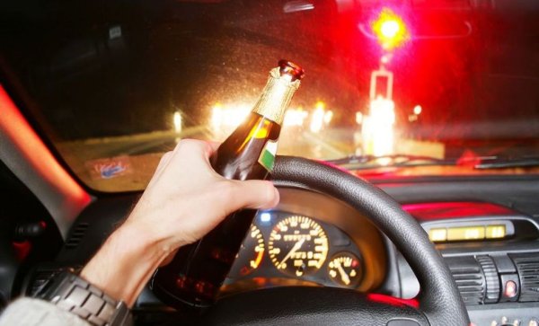 Въпреки предложенията за сваляне на границата, Гърция все още разрешава концентрация на алкохол в кръвта на водача до 0.5 промила. Между 0.5 и 1.1 промила се наказва с глоба между 350 и 700 евро, и отнемане на книжката до три месеца. 
Повторно нарушение - 2,000 евро глоба и една година без книжка.
