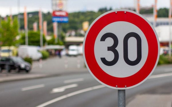 Превишаването на разрешената скорост с над 50 км/ч вече ще се наказва с глоба от 700 евро, отнемане на книжката за 2 месеца. При рецидив - 2000 евро глоба и 1 година без книжка. 

