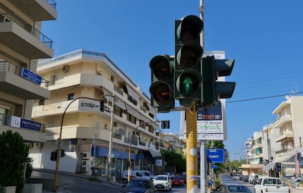 В новия закон минаването на червен светофар носи 700 евро глоба и отнемане на свидетелството за 60 дни. При второ нарушение - до 2000 евро глоба и отнемане на книжката за година. 
