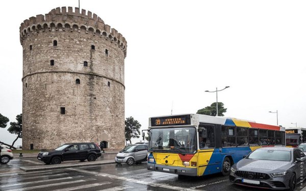 От опит знаем, че това засяга немалко български посетители на град Солун. В новия закон се въвежда като отделно нарушение блокирането на обществения автобусен транспорт, с 350 евро глоба и лишаване от права за 70 дни. 
Такситата нямат право да карат в бус лентите, освен когато качват или оставят пътници, глобата е 150 евро. 