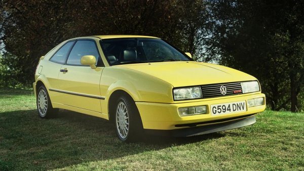 Почти всички най-интересни модели на VW са дело на Karmann - и Сorrado е поредното доказателство. Наследникът на Scirocco трябваше да е "Golf, но по-секси", по думите на един тогавашен шеф в концерна. Беше и един от най-технологичните автомобили на епохата си - не само с необикновения VR6 двигател, но и с отлично галванизираните си ламарини, които го правят една от малкото неподатливи на ръжда коли от онази ера. 

