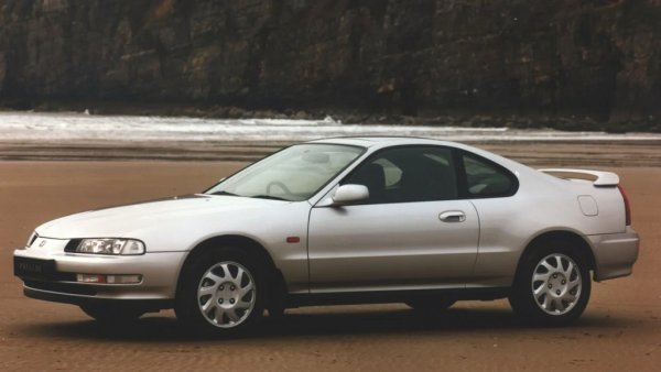 След дълги години чакане, Honda най-сетне върна този модел в края на миналата година, но си навлече и немалко критики заради скромното хибридно задвижване и твърде сдържания характер на новия Prelude. Което е още една причина да си спомним предшественика му - един отличен инженерен продукт с интересен външен вид и с едни от първите завиващи задни колела в масово произвеждан автомобил. 
