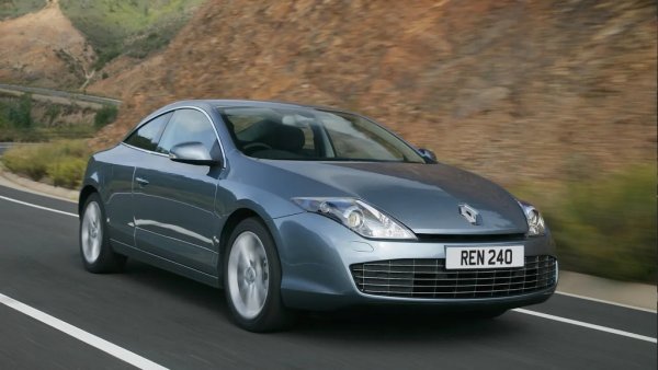 В безгрижните дни в края на миналия и началото на новия век, френските компании охотно експериментираха с какви ли не необичайни версии. Което включваше и премахването на две врати от почти всеки техен скучен седан или лифтбек. 
Laguna Coupe се появи в края на първото десетилетие на ХХI век, задвижвано от бензинови и дизелови агрегати и с един V6 на върха на пирамидата. Елегантният дизайн и завиващите задни колела го правеха интересно, но не толкова, че да се продава добре. Благодарение на което днес можете да го намерите доста евтино, включително и с пестеливия dCi 150 дизел. 
