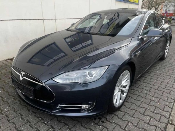 Версия на модела - Tesla Model S Dual Motor (19-цолови колела)

Пробег с едно зареждане - 723 км

Капацитет на батерията - около 100 kWh
