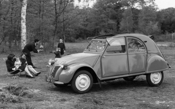 Оксфордският тълковен речник може да използва снимка на Citro&euml;n 2CV, за да даде определени на понятието "анахронизъм". Този модел се задържа повече от 4 десетилетия, като основното му оръжие беше простата конструкция. Един напълно непретенциозен автомобил, който няма какво да доказва. Citroen продаде над 5,1 млн. бройки от 2CV, като с различните серии бройката надвишава 9 млн.

