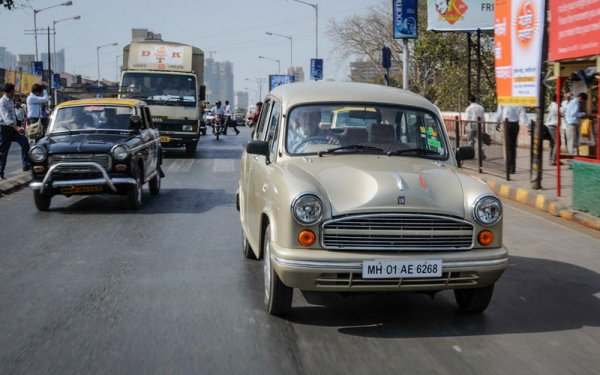 Hindustan Motors представи Ambassador, след като получи правата на Morris Oxford Series III от British Motor Corporation (BMC). Едва ли някой от участниците в сделката си е представял, че автомобилът ще се задържи в производство близо половин век. За цялото това време колата претърпя съвсем леки промени, ако не се брои версията Avigo, която се появи през 2004 г.
