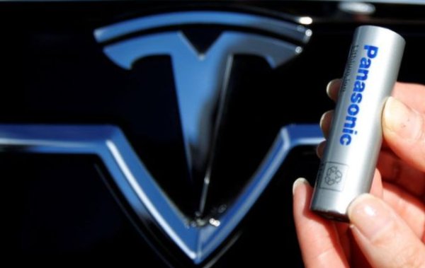 Колкото повече цикли на зареждане има една литиево-йонна батерия, толкова по-бързо се износва нейната клетка. Tesla обяви официално, че Model S при 40 000 км пробег батерия губи около 5%. Още толкова ще бъдат загубени и при достигане на пробег от 200 000 км. Това са стандартни изчисления, като стойностите се променят, ако някоя от клетките на батерията е повредена.