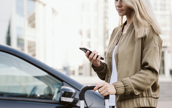За да бъде поддържана батерията във възможно най-добро състояние, е необходимо да имате предвид няколко неща. Първо, при всяка възможност електромобилът трябва да бъде включен в мрежата, ако седи на едно място дълго време през зимата. Ако колата обаче не е с течно охлаждане на батериите, тя трябва да бъде оставяна на сянка.

Второ – ако електромобилът има функция за стартиране от разстояние, тя трябва да се използва поне 10 минути преди потегляне. Така ще бъде избегнато прегряването на батерията дори в най-топлото време.

Трето – трябва да се избягва оставащата в батерията енергия да пада под 10-20%. Всички електромобили имат по-нисък използваем капацитет, но достигането на критичните зони на батерията е опасно. Препоръчва се ежедневният пробег да не превишава 90% от използваемия капацитет на батерията.
