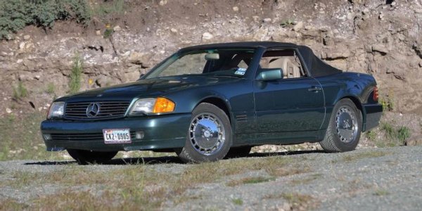 Този модел също използва шасито R129, като предлага атрактивен дизайн, удобен салон и здрав V6 двигател. Качеството на изработка също е доста добро, което би трябвало да означава, че автомобилът е отличен.

Има обаче и някои проблеми, като те са свързани най-вече с мекия покрив, който има навик да се чупи често. Хидравличното окачване също дава дефекти, а разходите за ремонт и обслужване са доста високи. Твърдият покрив е по-добър, но повечето хора предпочитат версията с 5,0-литров V8.