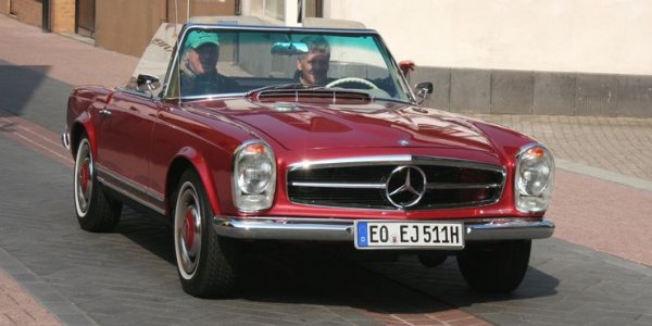 Платформата W113 изглежда абсолютно зашеметяваща, което важи и за самия автомобил. Той е с врати тип "крила на чайка" (gulfwing) и това го прави още по-елегантен. Освен това колата предлага и много иновации, като мнозина я смятат за една от най-добрите, правени някога от Mercedes-Benz, правени някого.

И трите версии на двигателя са 6-цилиндрови, като впечатляват с характеристиките си. Версията 280 SL обаче предлага най-голям въртящ момент и мощност, идеална за времето си. В каросерията има малко алуминий, а окачването е подобрено, което прави автомобила още по-успешен.