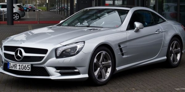 Съвременните модели на Mercedes-Benz могат да предложат най-различни функции за безопасност, много технологии, модерни удобства и страхотен комфорт. Освен това, те изглеждат страхотно и това ги прави особено подходящи за хората, които искат да покажат своето богатство.

Точно това поколение на SL обаче изглежда сякаш не на мястото си. Това се дължи не толкова на технологиите и удобствата, колкото на проблемите. Един от тях беше със системата ABS, а друг - с V6 двигателя, който се амортизираше прекалено бързо. И това се отрази на продажбите на модела на пазара на употребявани автомобили.